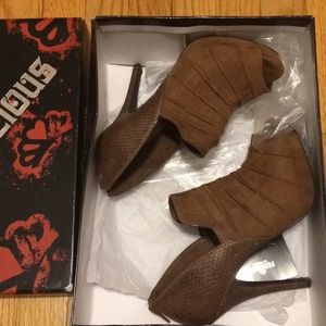 Fergalicious Errand Pumps in Cigar.